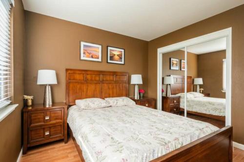 a bedroom with a large bed and a mirror at Luxury stay near Santana Row for vacation/business in San Jose