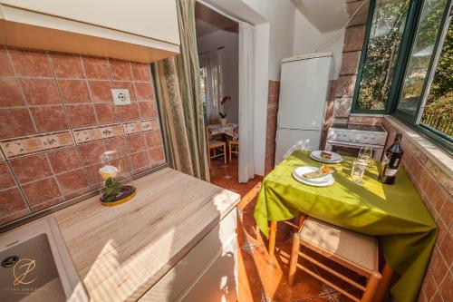a small room with a table with a green table cloth at Apartments Batricevic in Herceg-Novi
