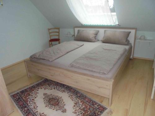 Una cama o camas en una habitación de Ferienwohnung im Barockwinkel
