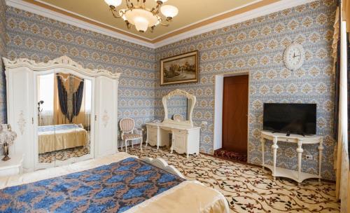 ブデンノフスクにあるHotel Nevskyのベッドルーム1室(ベッド1台、壁にテレビ付)