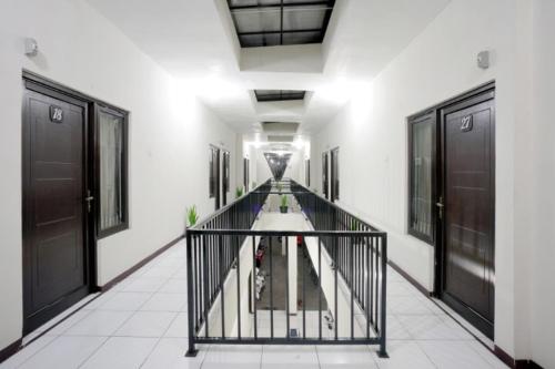 un pasillo con puertas negras en un edificio en DPARAGON IJEN NIRWANA, en Malang