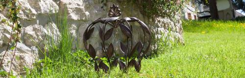 a metal sculpture on the side of a stone wall at Hotel Baders Krone in Laupersdorf