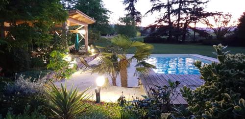 Bazén v ubytování Séjour élégance et bien-être au CHATEAU de GRANDMONT - piscine et parc arboré au coeur du vignoble du Beaujolais nebo v jeho okolí