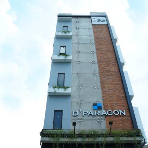 雅加達的住宿－DPARAGON GAJAH MADA，建筑的侧面有时钟