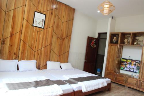 Een bed of bedden in een kamer bij 79+ Homestay & Coffee