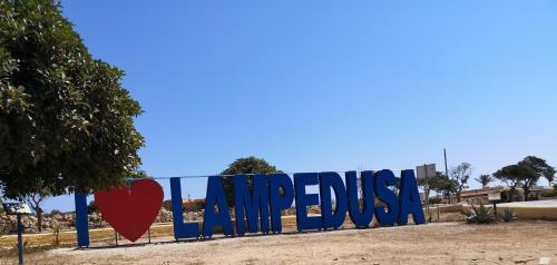 a sign that reads unhappy with a heart on a fence at Casa alla Guitgia 2 in Lampedusa
