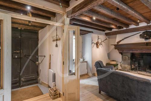 uma sala de estar com lareira e sofá em Casa Montlude by SeaMount Rentals em Gessa