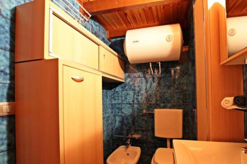 Baño pequeño con aseo y lavamanos en Wonderful Attic in Dolomite's Heart, en Selva di Cadore