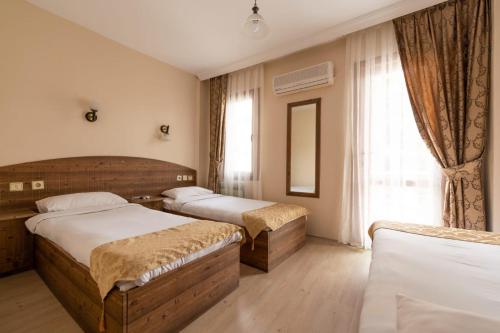 Ένα ή περισσότερα κρεβάτια σε δωμάτιο στο LİMON OTEL FOÇA