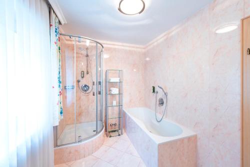 Bilik mandi di MANNI home - rooms & apartments