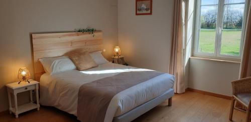 - une chambre avec un lit et deux lampes sur les tables dans l'établissement Château de Grandmont Gîte, à Blacé