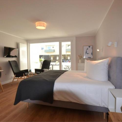 1 dormitorio con 1 cama grande y sala de estar en Appartement-5-Kurviertel, en Westerland