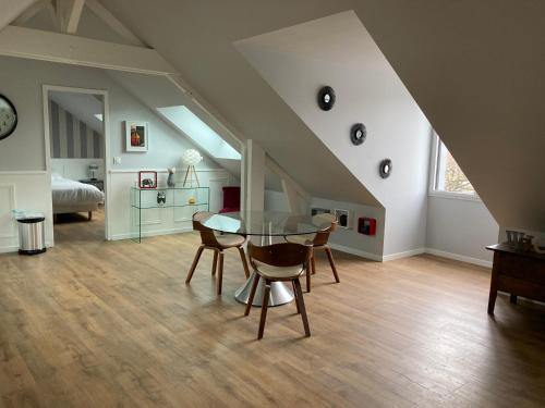 a dining room with a glass table and chairs at LOIRE VELO 3 Appartements Moderne Vélo Parking 20 places vélos Centre Ville Historique Blois in Blois