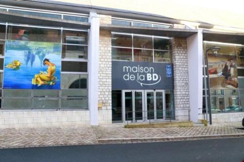 a building with a sign on the front of it at LOIRE VELO 3 Appartements Moderne Vélo Parking 20 places vélos Centre Ville Historique Blois in Blois
