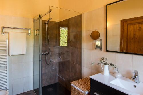 ein Badezimmer mit Dusche, Waschbecken und Spiegel in der Unterkunft Moderne Finca Can Vicento - Heizung - Pizzaofen in Porto Cristo
