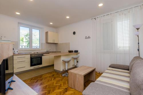 salon z kanapą i kuchnią w obiekcie Dubrovnik Hill Apartments w Dubrowniku