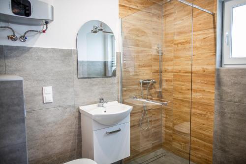 a bathroom with a toilet and a sink and a shower at Domki całoroczne Jesionowscy in Kudowa-Zdrój