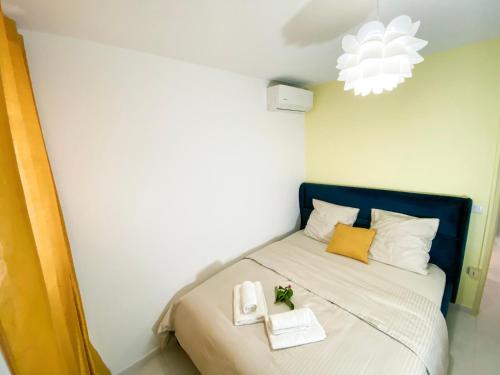- une chambre avec un lit et 2 serviettes dans l'établissement Le Cocon vous accueille avec plaisir !, à Fort-de-France