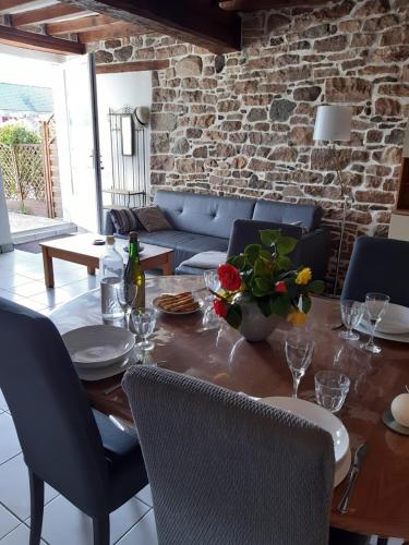 une salle à manger avec une table et un canapé dans l'établissement Maison Le Chatelet, à Erquy