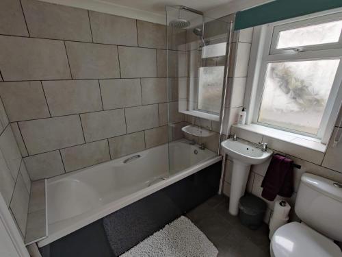 Kylpyhuone majoituspaikassa Llwynygog Guest House