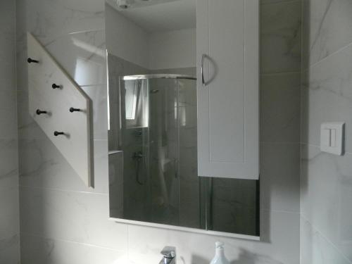 a bathroom with a mirror and a shower at Apartman Linda in Medulin