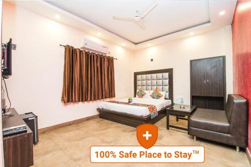 Postel nebo postele na pokoji v ubytování FabHotel De Sivalika - 500m from Belur Math