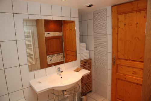 een badkamer met een wastafel en een spiegel bij Chalet Bouquetin- Loir in Champagny-en-Vanoise
