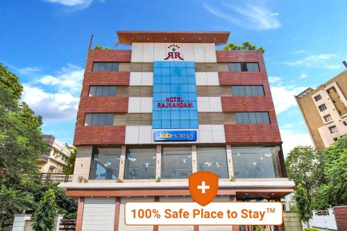 un edificio con un lugar seguro para quedarse, firma delante de él en FabHotel Rajnandani Residency Bhawarkua en Indore