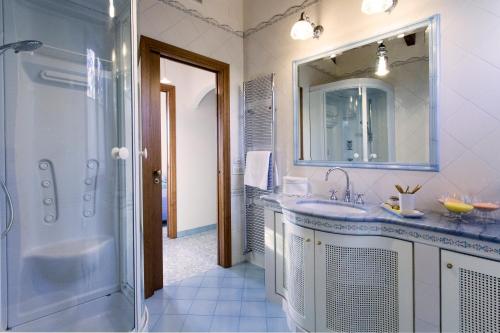 y baño con lavabo, ducha y espejo. en Villa Regina Giovanna, en Sorrento
