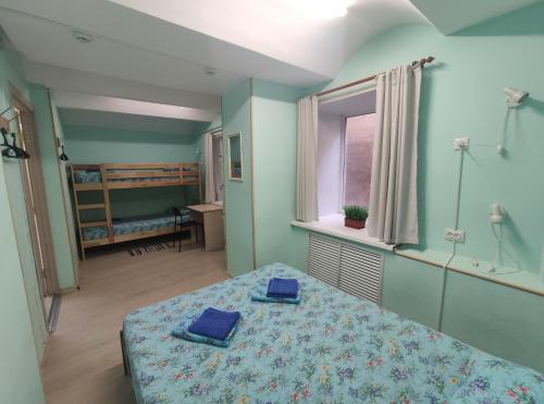 Aquarel on Baumana Hostel tesisinde bir odada yatak veya yataklar