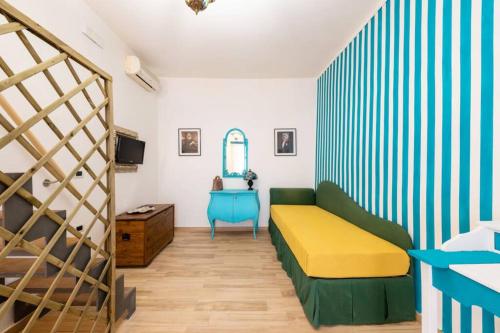 Habitación con cama y escalera. en Extravacanza Porto, en Bari
