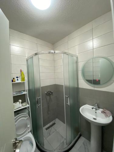 Een badkamer bij Elegant Apartment in City Centre