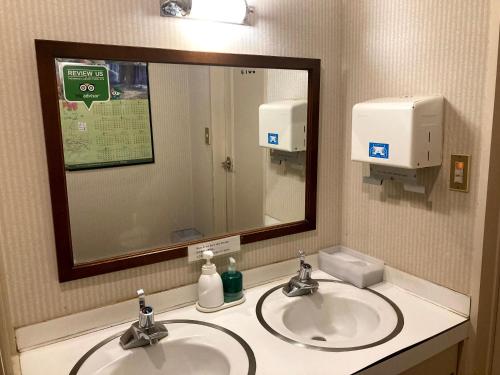 a bathroom with two sinks and a large mirror at Bellscabin Guesthouse in Karuizawa