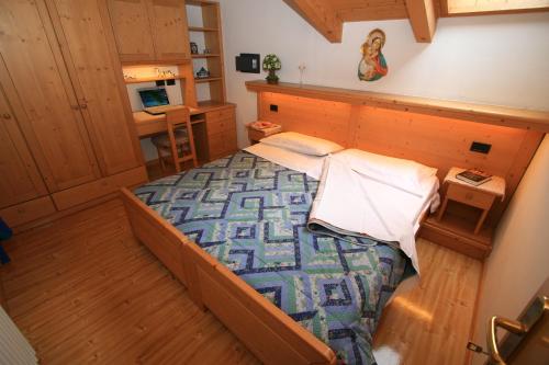 an overhead view of a bedroom with a bed at Residence Holiday in Pozza di Fassa