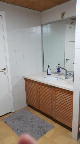 A bathroom at גן עדן ביקנעם המושבה