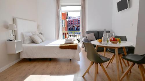 En eller flere senge i et værelse på Premium Historic Center & Parking