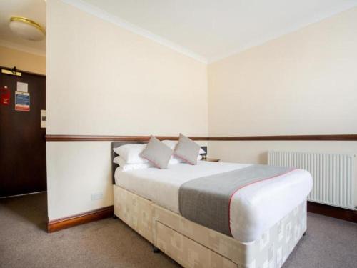 a bedroom with a large bed in a room at Brunel Inn in Saltash