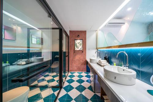 La salle de bains est pourvue d'un lavabo et de 2 lavabos. dans l'établissement 安吉 小森林 Little Forest Anji, à Anji