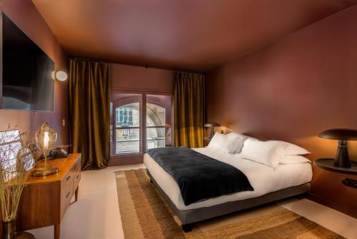 Un dormitorio con una cama grande y una ventana en Louvre Rivoli, en París