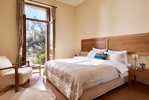 En eller flere senge i et værelse på Aktaion Hotel