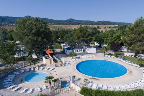 an aerial view of a swimming pool with lounge chairs at Mobile home tout confort Alexandre in La Roque-dʼAnthéron