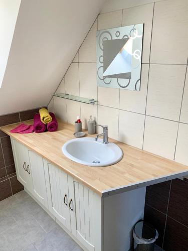 - un comptoir de salle de bains avec lavabo dans le grenier dans l'établissement Le Paraty - Maison indépendante 72 m2, à Pont-Sainte-Maxence