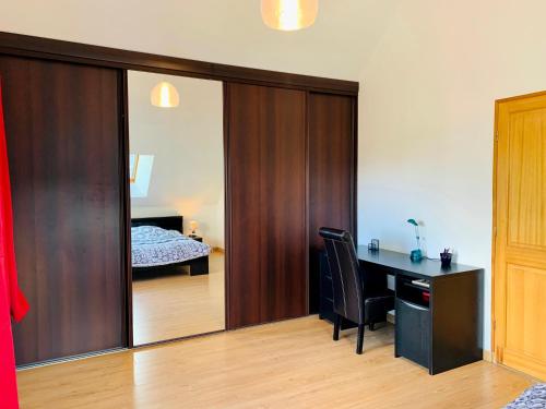 Tempat tidur dalam kamar di Le Paraty - Maison indépendante 72 m2