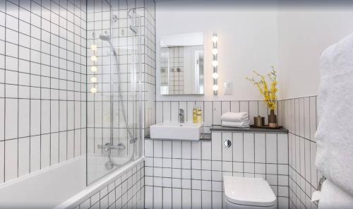 Ванная комната в Millharbour Apartments By Charles Hope