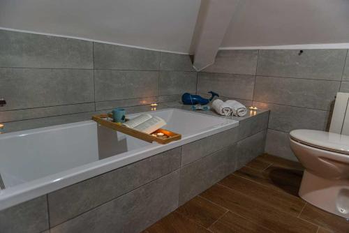 Kylpyhuone majoituspaikassa Casa Rural Valsain Lodge