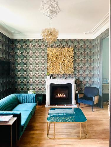 un salon avec un canapé et une cheminée dans l'établissement la maison de Martha, à Jaunay-Clan