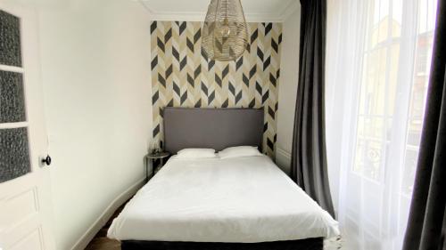 レンヌにあるAppartement Lanjuinaisの小さなベッドルーム(ベッド1台付)