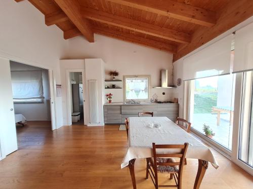 eine Küche und ein Esszimmer mit einem Tisch und Stühlen in der Unterkunft Agriturismo Buonavista in Alberese