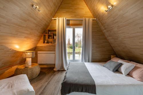 Postel nebo postele na pokoji v ubytování Les Lodges de Malbrough