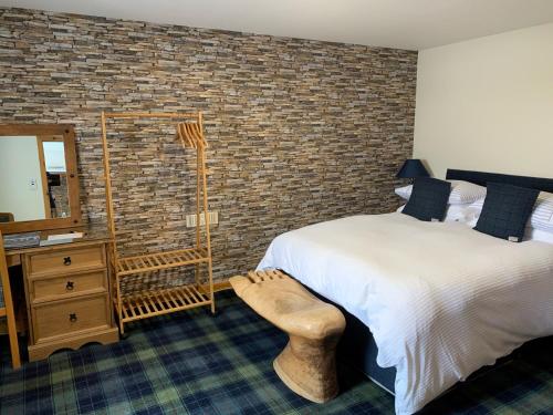 Habitación de hotel con cama y espejo en Hal O' The Wynd Guest House en Stornoway